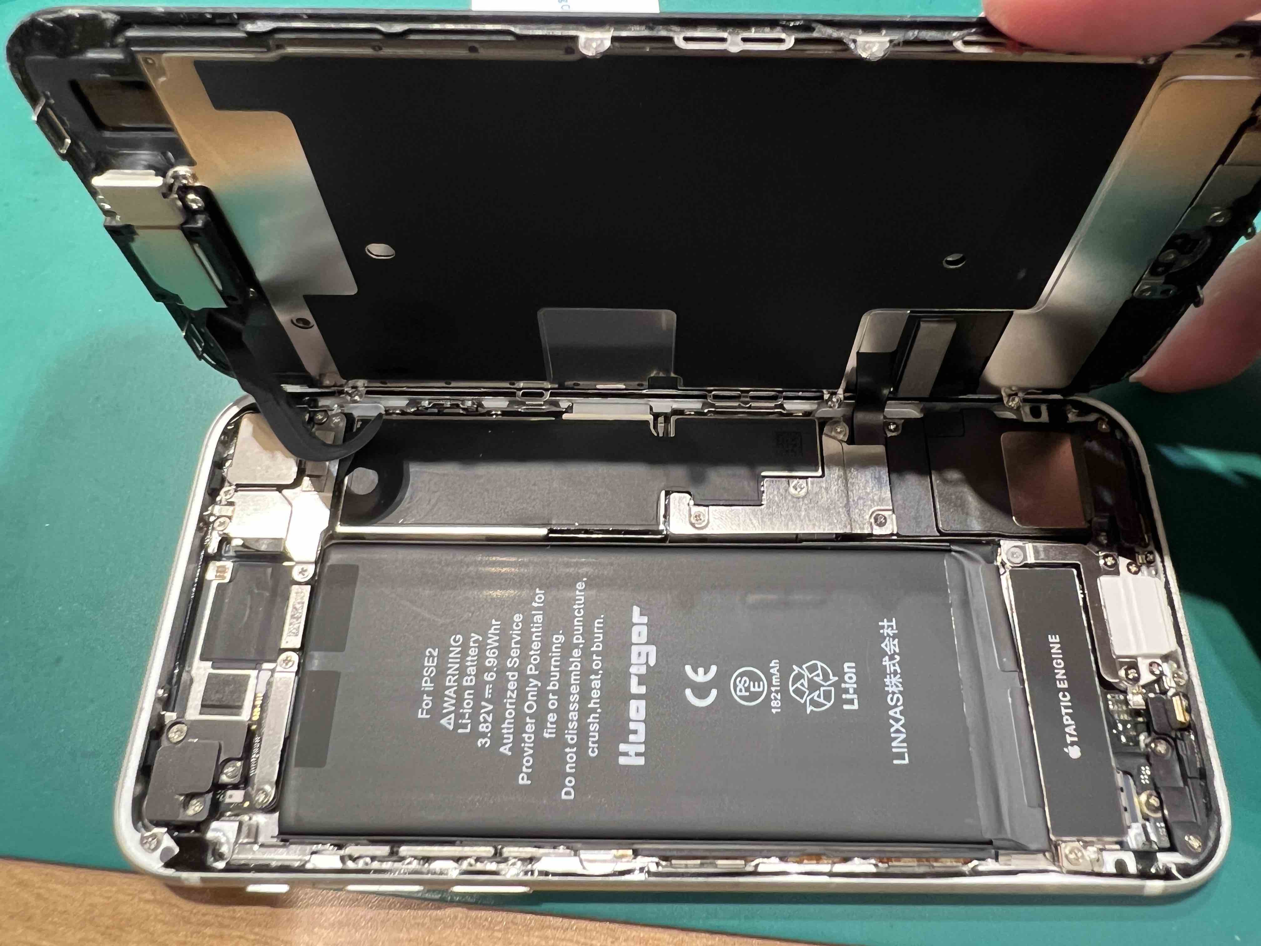 【北品川よりご来店】iPhone SE2の液晶画面交換修理のご依頼をいただきました！